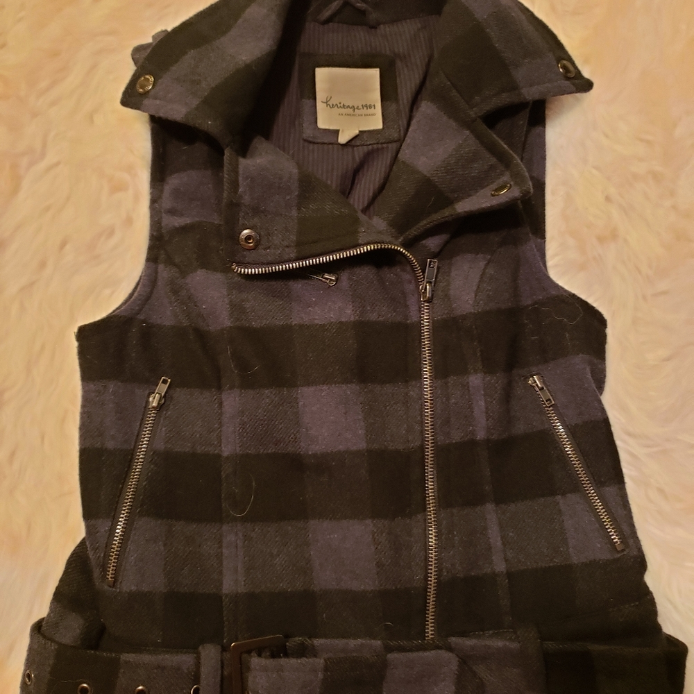 Cute grey/black checkered vest size S